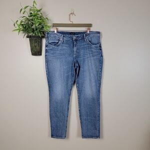 Silver 18 Boyfriend Relaxed Fit Tapered Leg Medium Wash Mid Rise Stretch Jeans